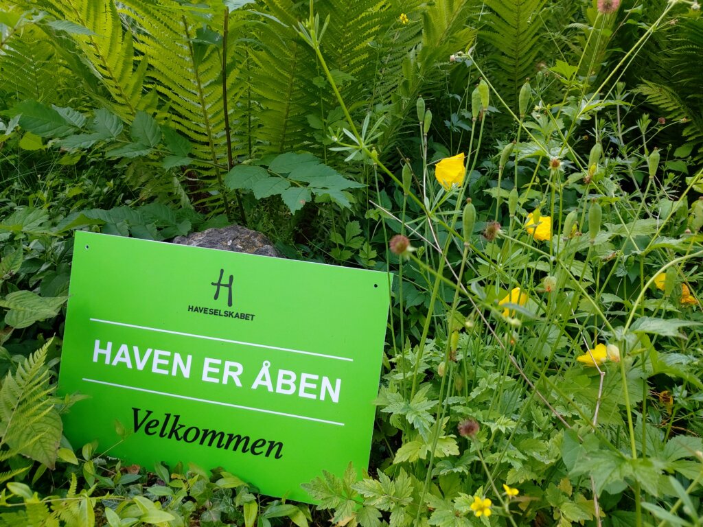 Grønt skilt der fortæller at haven er åben i forbindelse med Havefestival